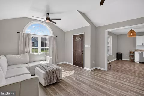 Entry Way - 6127 Moore Ave, Mount Jackson, VA 22842 photo 2 of 7