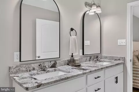 Bath - 6127 Moore Ave, Mount Jackson, VA 22842 photo 2 of 4