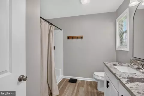 Bath - 6127 Moore Ave, Mount Jackson, VA 22842 photo 1 of 4