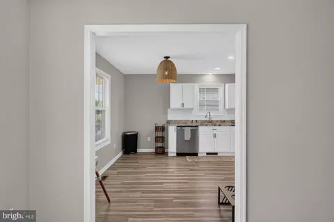 Entry Way - 6127 Moore Ave, Mount Jackson, VA 22842 photo 4 of 7
