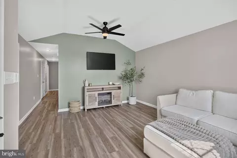 Entry Way - 6127 Moore Ave, Mount Jackson, VA 22842 photo 3 of 7