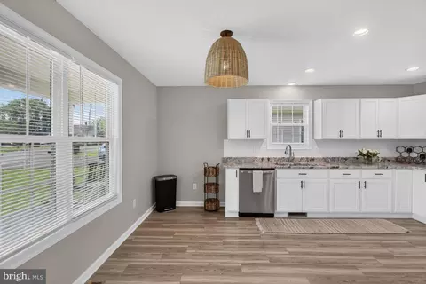 Entry Way - 6127 Moore Ave, Mount Jackson, VA 22842 photo 5 of 7