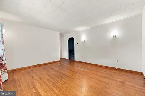 Living - 255 Nelson St, Mount Jackson, VA 22842 photo 3 of 3