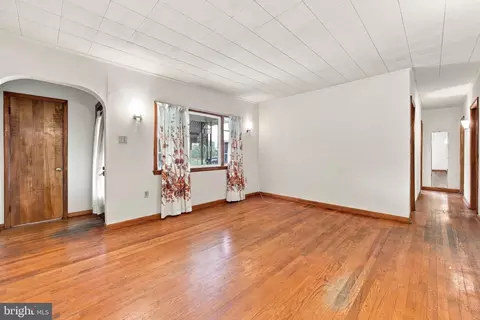 Living - 255 Nelson St, Mount Jackson, VA 22842 photo 1 of 3