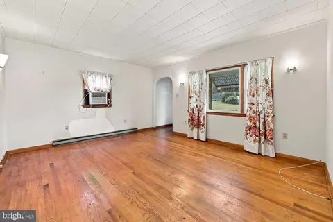 Living - 255 Nelson St, Mount Jackson, VA 22842 photo 2 of 3