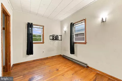 Bedroom - 255 Nelson St, Mount Jackson, VA 22842 photo 3 of 4