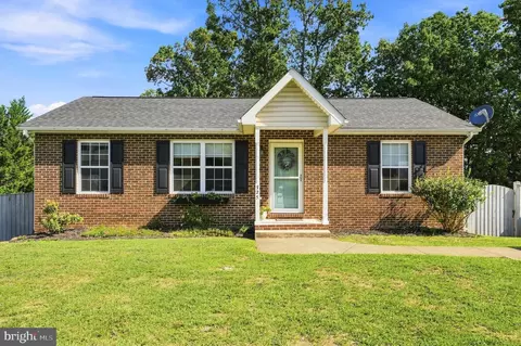 725 Christiansen Dr, Strasburg, VA 22657