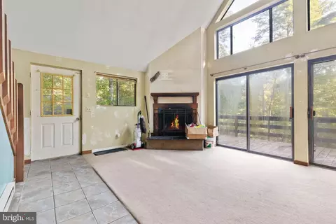 Living - 31 Willow Ln, Mount Jackson, VA 22842 photo 2 of 5
