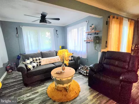 Living - 807 N Maple, Mount Jackson, VA 22842 photo 1 of 1