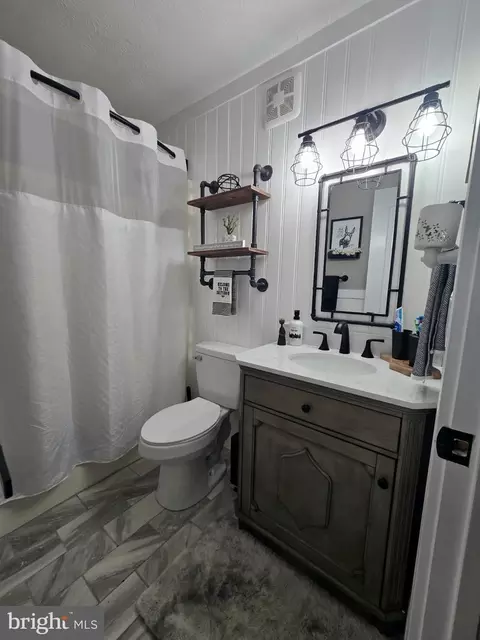 Bath - 807 N Maple, Mount Jackson, VA 22842 photo 1 of 1