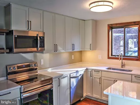 Kitchen - 63 Fairway Dr, Basye, VA 22810 photo 2 of 8