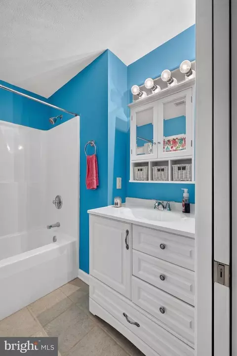 Bath - 6161 Randall St, Mount Jackson, VA 22842 photo 2 of 6