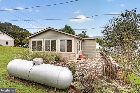 Exterior - 6161 Randall St, Mount Jackson, VA 22842 photo 4 of 6