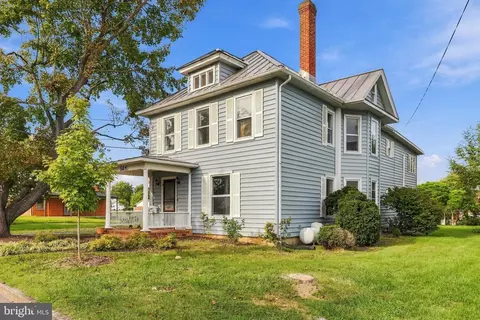 564 W Spring St, Woodstock, VA 22664