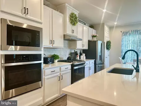Kitchen - 9227 Split Oak Dr, Fredericksburg, VA 22407 photo 3 of 7