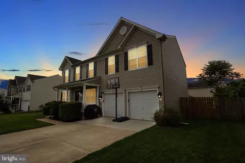 8 Fairbanks Ct, Fredericksburg, VA 22405