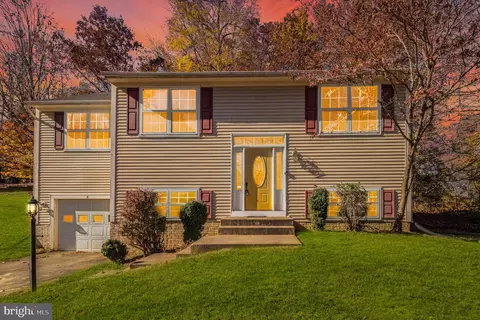 2 Acacia Ct, Fredericksburg, VA 22405