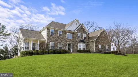2 Towering Oaks Dr, Fredericksburg, VA 22405