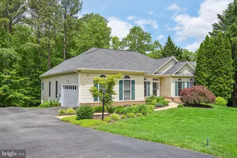 30 Monument Dr, Stafford, VA 22554