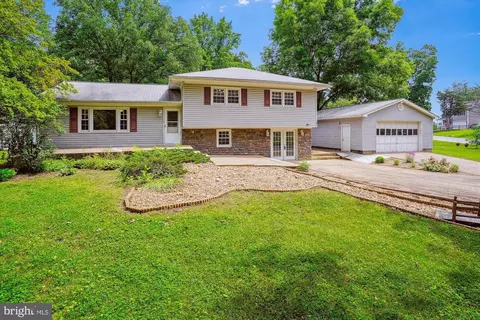 1 Hidden Lake Dr, Stafford, VA 22556