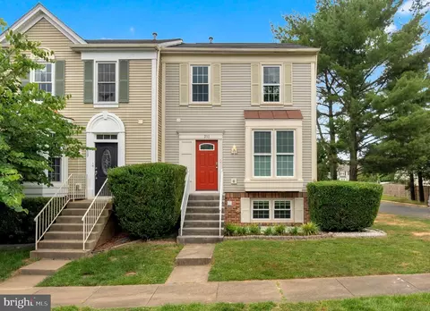211 Falkirk Ct, Fredericksburg, VA 22406
