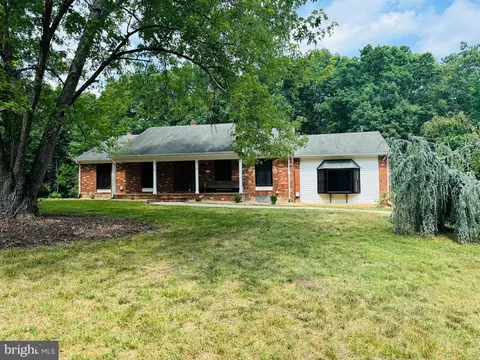 1098 Mountain View Rd, Fredericksburg, VA 22406
