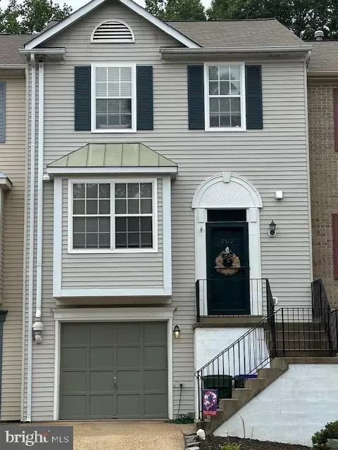 202 Crossing Rd, Fredericksburg, VA 22406