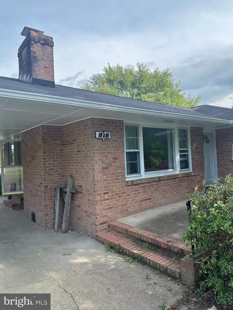818 Payton Dr, Fredericksburg, VA 22405