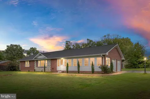 8 Fairfax Cir, Fredericksburg, VA 22405