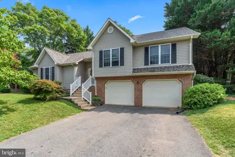 8 Falling Water Ct, Fredericksburg, VA 22405