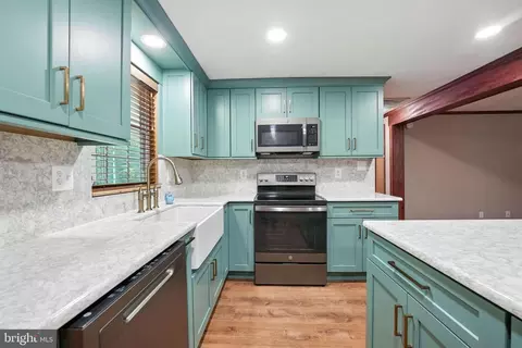586 Holly Corner Rd, Fredericksburg, VA 22406