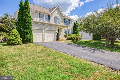 8 Pierre Emmanuel Ct, Fredericksburg, VA 22406