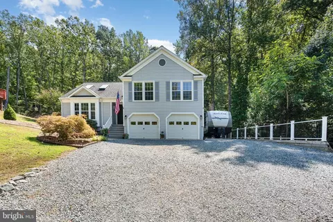 2438 Harpoon Dr, Stafford, VA 22554