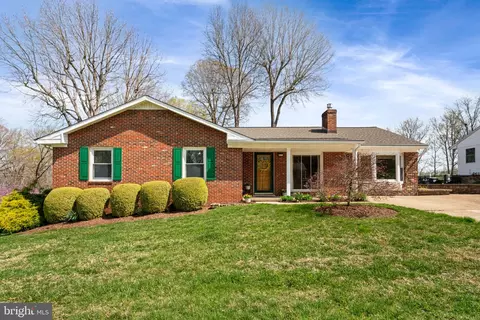 910 Carol Ln, Fredericksburg, VA 22405