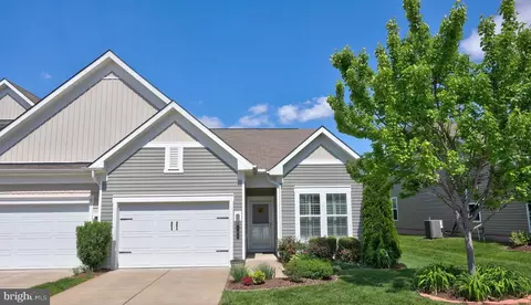 201 Long Point Dr, Fredericksburg, VA 22406