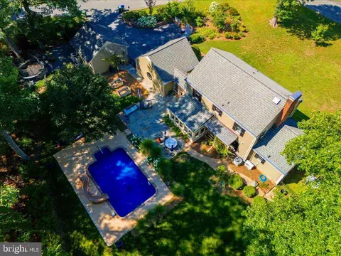 208 Lake Shore Dr, Fredericksburg, VA 22405