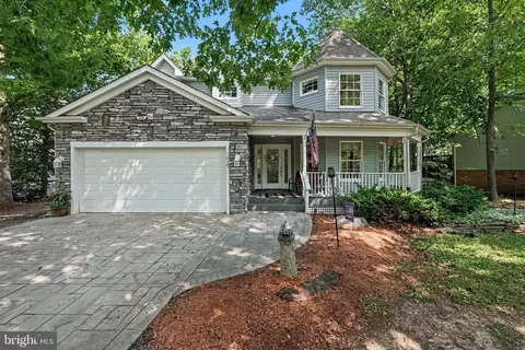1039 Harbour Dr, Stafford, VA 22554
