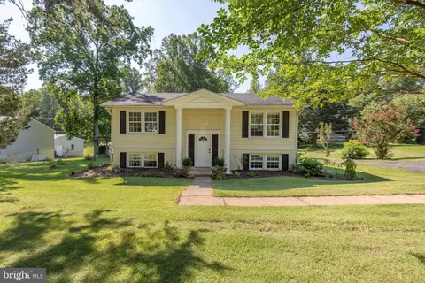 665 Holly Corner Rd, Fredericksburg, VA 22406