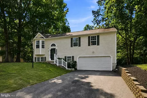 6 Plumosa Dr, Fredericksburg, VA 22405