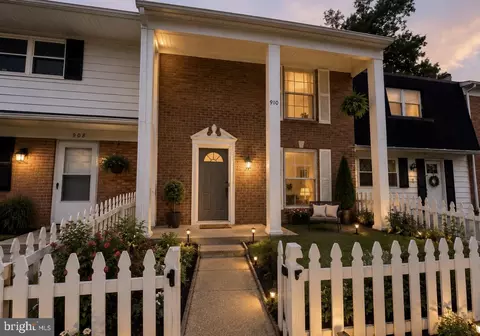 910 Anvil Rd, Fredericksburg, VA 22405