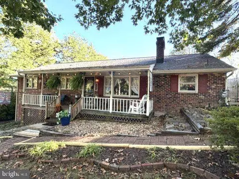 207 Anderson Dr, Fredericksburg, VA 22405