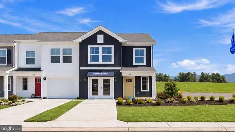 221 Camden Dr, Waynesboro, VA 22980