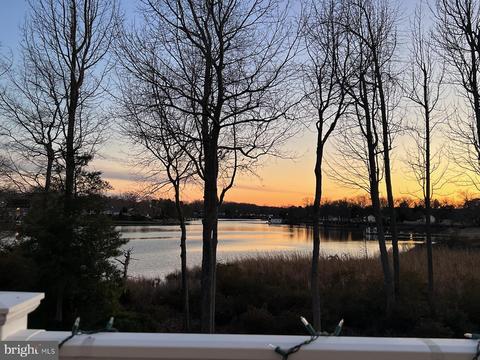 202 Monroe Pt, Colonial Beach, VA 22443