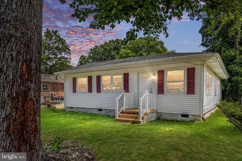 330 7th St, Colonial Beach, VA 22443