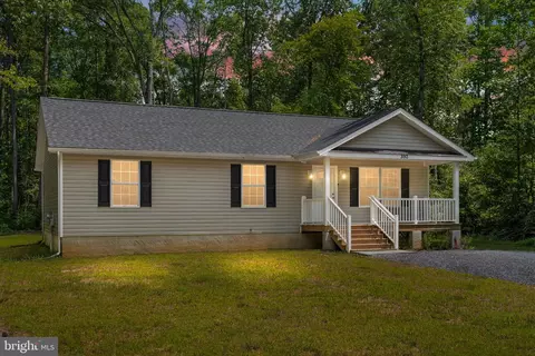 392 Shorewood Dr, Oak Grove, VA 22443