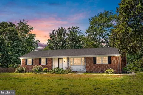 281 Richmond Rd, Colonial Beach, VA 22443