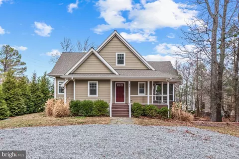 21 Monument Dr, Montross, VA 22520