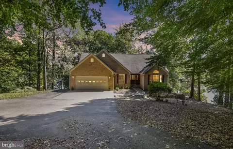 315 Castle Dr, Montross, VA 22520