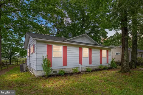 288 Chrystal Rd, Colonial Beach, VA 22443