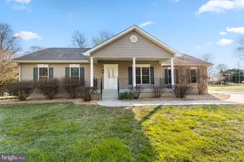 19 Hall Ct, Montross, VA 22520